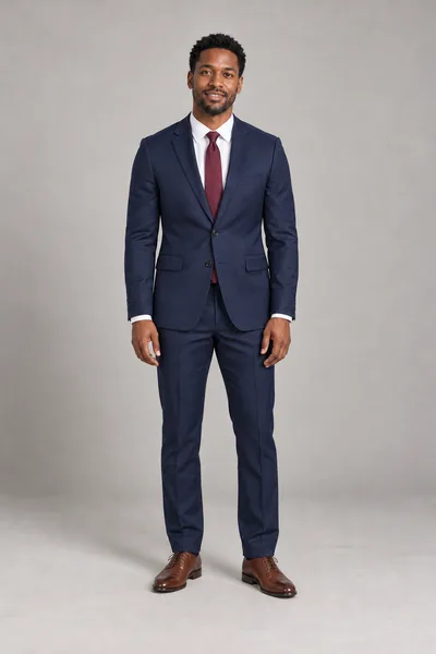 Homem de terno azul-marinho de duas peças, camisa branca, gravata bordô e sapatos oxford marrons — prévia do trocador de roupa com IA