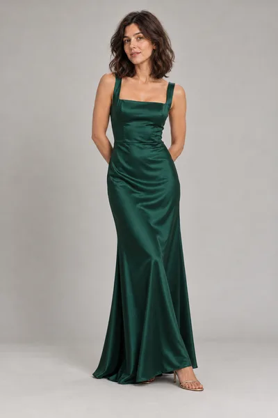 Mulher de vestido de festa longo de cetim verde-esmeralda, decote quadrado e sandálias de tiras — prévia do trocador de roupa com IA