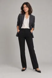 Mulher de blazer grafite, blusa de seda branca, calça reta preta e sapatilhas pretas de bico fino — prévia do trocador de roupa com IA