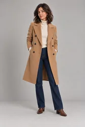 Mulher de casaco de lã trespassado caramelo, gola alta creme, calça jeans escura e botas marrons de cano curto — prévia do trocador de roupa com IA