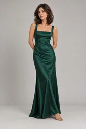 Mulher de vestido de festa longo de cetim verde-esmeralda, decote quadrado e sandálias de tiras — prévia do trocador de roupa com IA